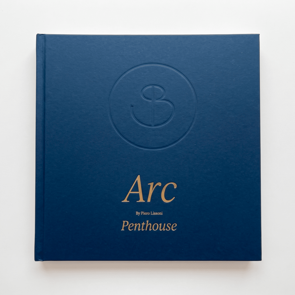 Libro Arc Windward: tapa de cuero azul con logo repujado y título dorado Arc by Piero Lissoni Penthouse